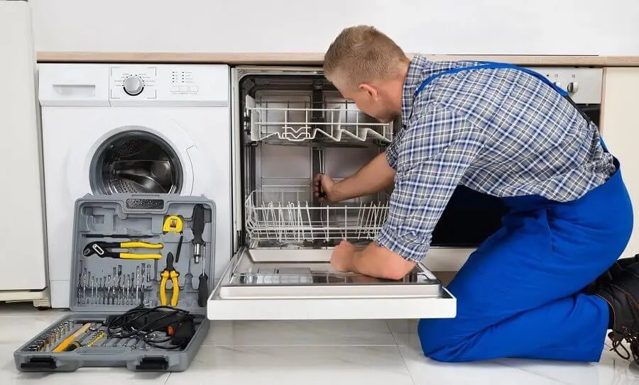Adapazarı Demirdöküm servisi teknisyen ekibi beyaz eşya tamiri yaparken